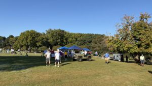 Los participantes se reúnen cerca de las carpas del evento en el campo de golf Champions Course de Bryan Park.
