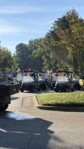 Carritos de golf alineados para el torneo de golf benéfico militar