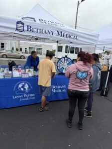 Miembros de la comunidad visitan la carpa de Bethany Medical en la celebración del centenario de Ilderton.